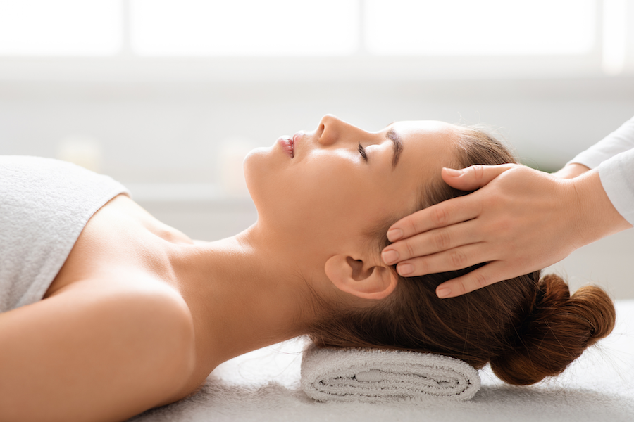 Massage de la tête À L’HUILE de coco